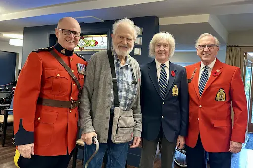 Des vétérans de la division Victoria rendent visite à un autre vétéran dans une résidence pour personnes âgées de Victoria le jour du Souvenir 2024
