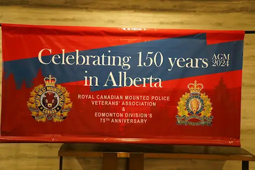 Cette bannière à l'AGA 2024 à Edmonton en dit long. Nous sommes très fiers des 150 années de service et de protection de la population albertaine par la GRC.
