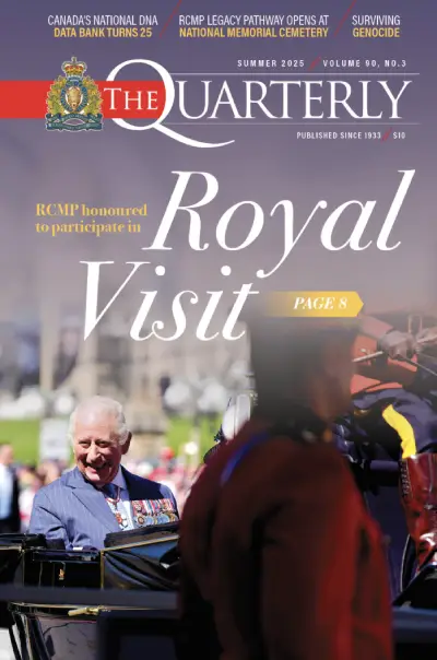 Le roi Charles III souriant et saluant lors d'une apparition publique, avec le titre de couverture en gras « Visite royale » affiché sur l'image.